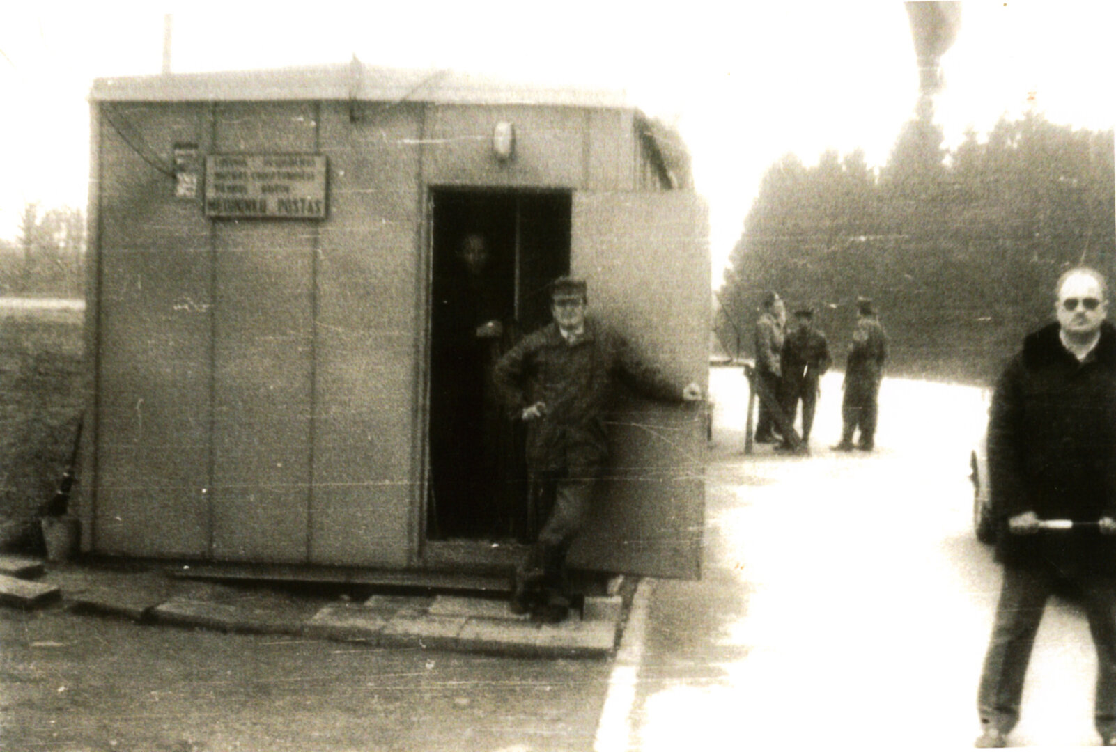 Antanas Musteikis darbo vietoje prie vagonėlio, kuriame 1991 m. liepos 31 d. buvo nužudyti septyni Lietuvos Respublikos pareigūnai