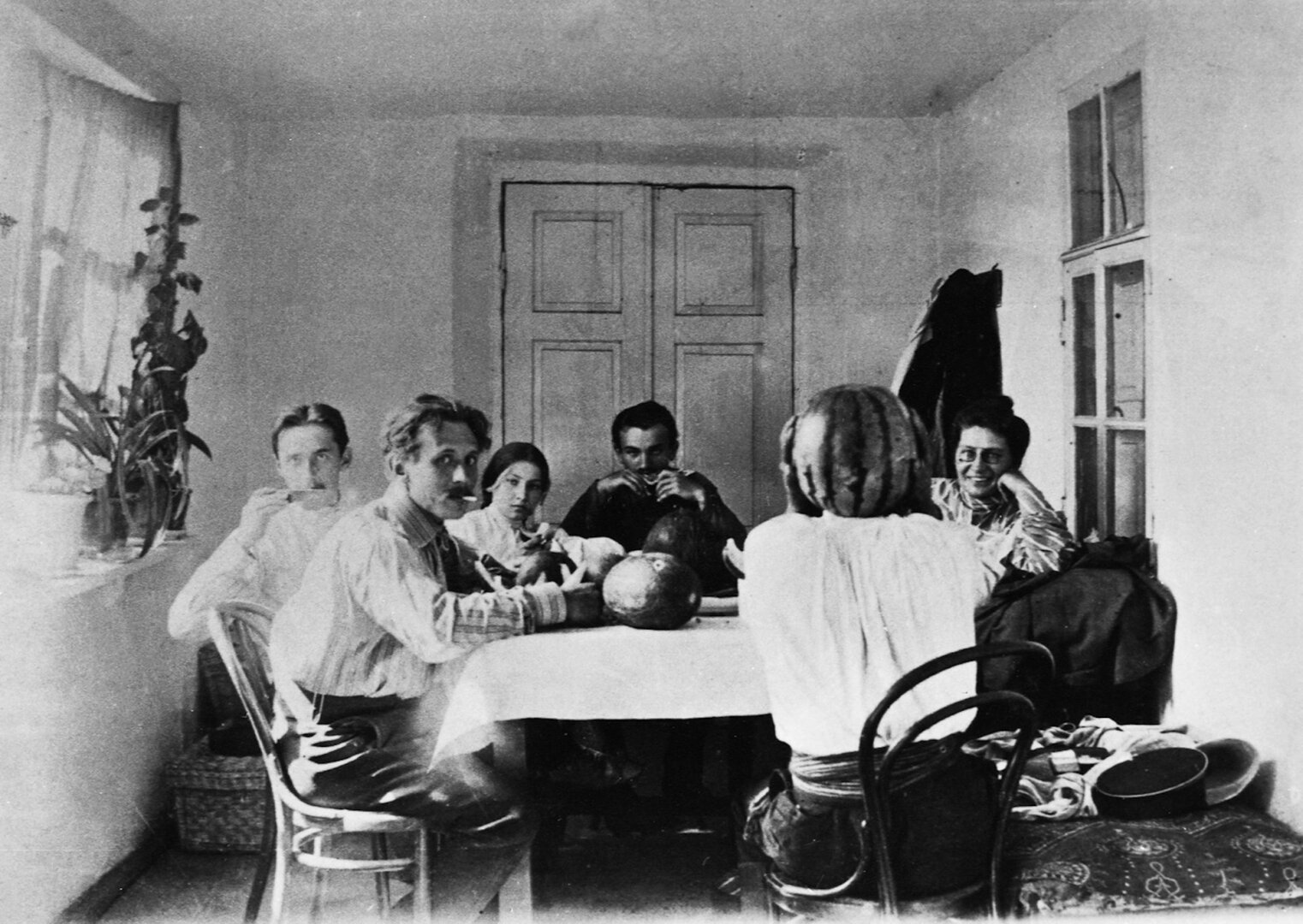 M.K. Čiurlionis su Wolmanų &scaron;eima ir draugais