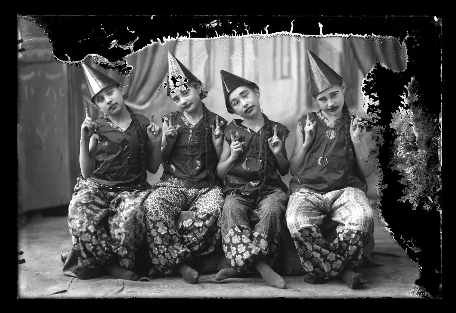 Mergaičių grupės studijinis portretas. 1932 m.