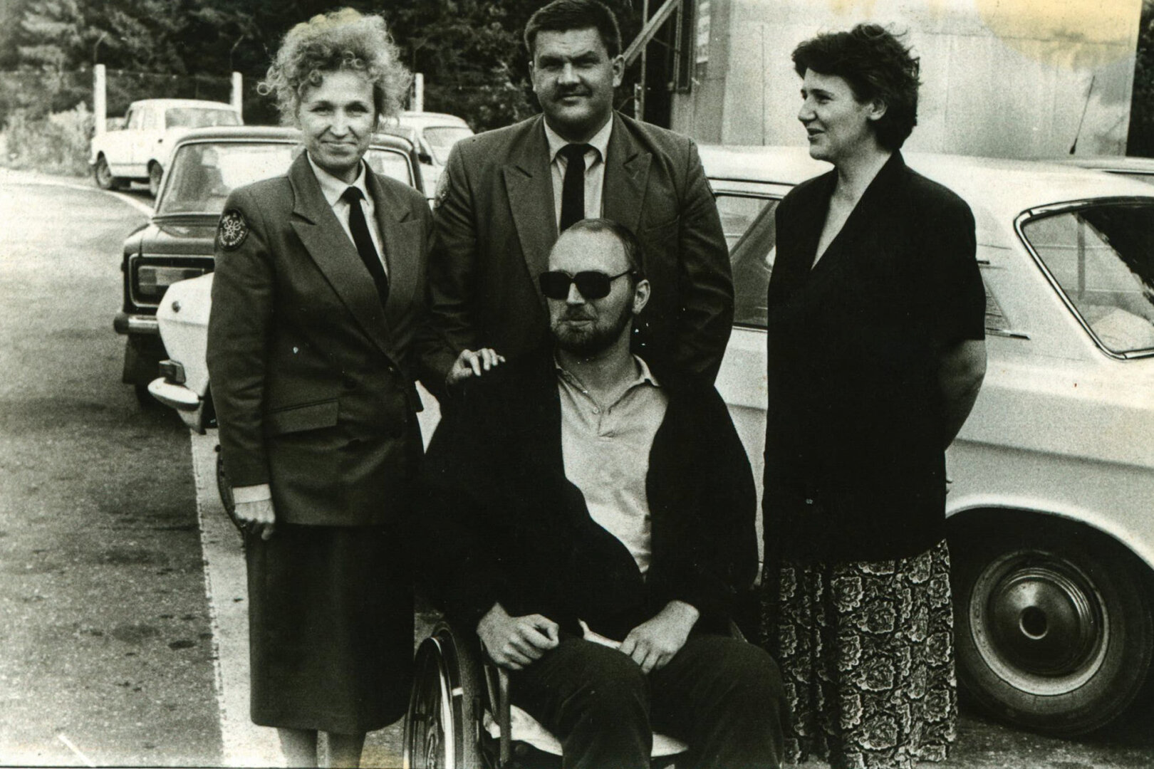 Tomas &Scaron;ernas su žmona Rasa (de&scaron;inėje) Medininkų poste, 1993 m.  Viduryje stovi buvęs pamainos vir&scaron;ininkas Rimas Kazokevičius, o greta jo, kairėje &ndash; Irena Mauru&scaron;aitienė, Medininkų aukų bendražygė, kurią bendradarbiai, lyg nujausdami tragediją, tą lemtingą 1991 m liepos 31-osios naktį i&scaron;leido pailsėti