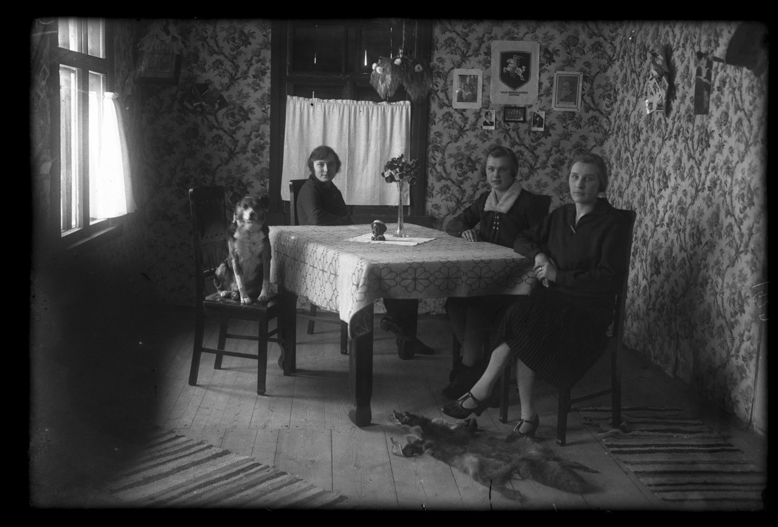 Merginos prie stalo. 1929 m.