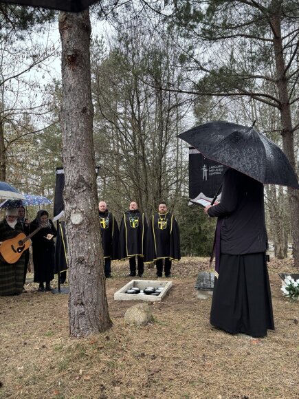 Vieni&scaron;ų žmonių laidotuvės Karveli&scaron;kių kapinėse kovo 31 d.
