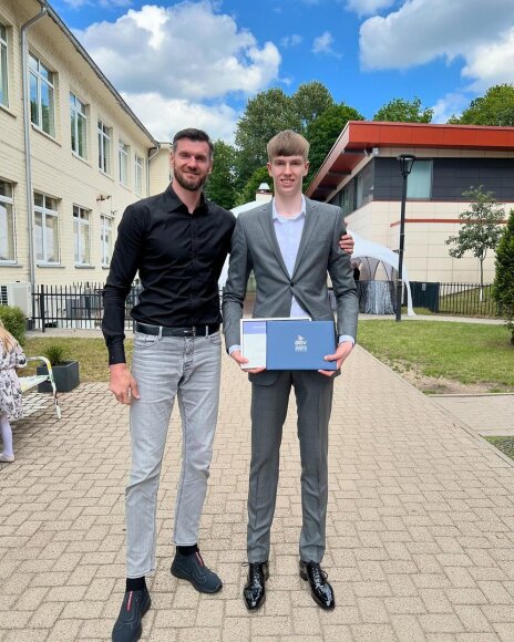 Darju&scaron;as Lavrinovičius su sūnumi Titu