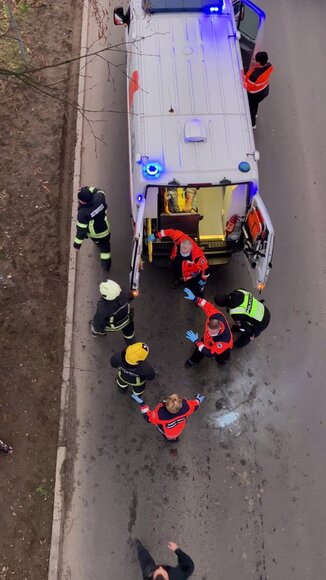 Vilniuje vaikinas &scaron;oko ant traukinio &ndash; nuplė&scaron;ė kabelį: elektra trenkė ir medikui