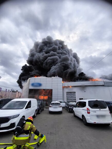 Var&scaron;uvos automobilių salone siautėjo didžiulis gaisras