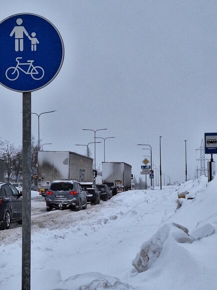Eismas &Scaron;iauliuose, dėl sniego stoja vilkikai