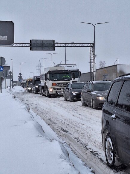 Eismas &Scaron;iauliuose, dėl sniego stoja vilkikai