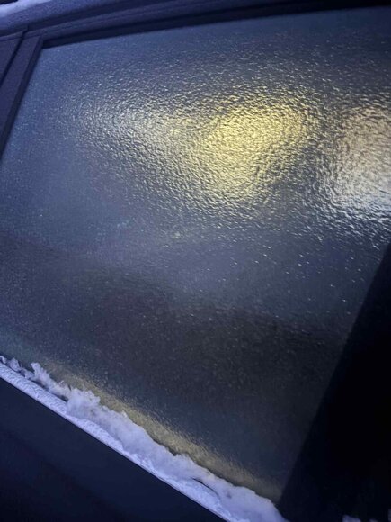Ledo pluta lijundros padengtas automobilio stiklas