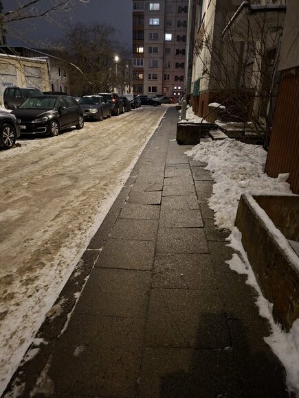 Lijundra &scaron;aligatvius padengė ledu