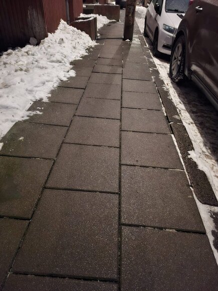 Lijundra &scaron;aligatvius padengė ledu