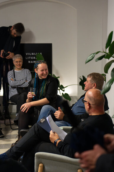 Renginio su ra&scaron;ytoju Andrusu Kivir&auml;hku akimirka