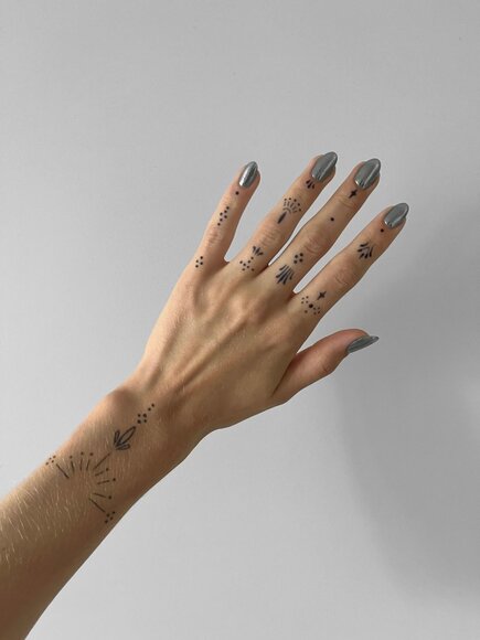 Laikinas tatuiruotes Augustė pie&scaron;ia Jagua geliu 
