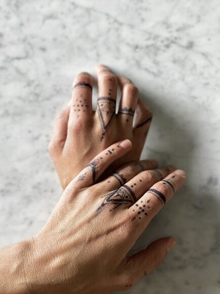 Laikinas tatuiruotes Augustė pie&scaron;ia Jagua geliu 