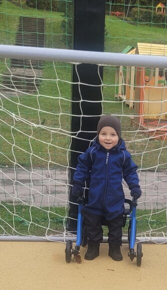 Su kitokiomis kojomis gimęs Nojus po operacijos ir reabilitacijos mokosi vaik&scaron;čioti savaranki&scaron;kai