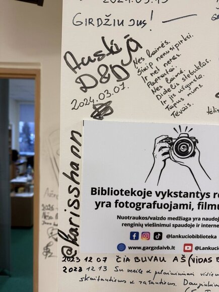 Vaikai apra&scaron;inėjo sieną, kurioje savo linkėjimus buvo palikę kūrėjai