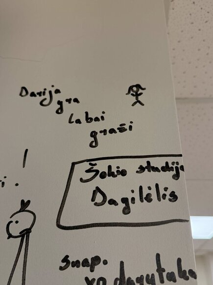 Vaikai apra&scaron;inėjo sieną, kurioje savo linkėjimus buvo palikę kūrėjai