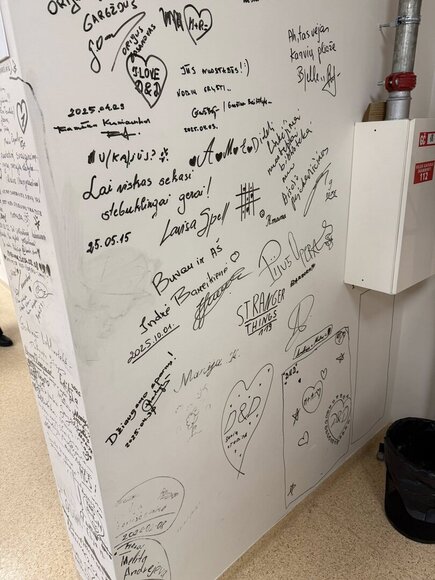 Vaikai apra&scaron;inėjo sieną, kurioje savo linkėjimus buvo palikę kūrėjai