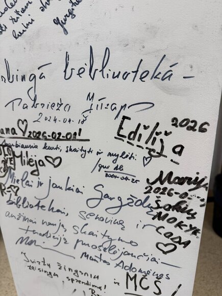 Vaikai apra&scaron;inėjo sieną, kurioje savo linkėjimus buvo palikę kūrėjai