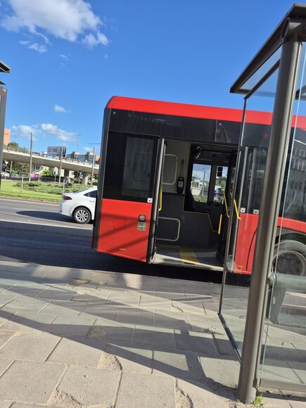 Vilniuje, Pilaitės prospekte, stotelėje autobusas pervažiavo moters koją