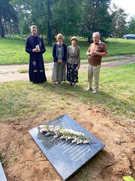 Vieni&scaron;ų žmonių laidotuvės Karveli&scaron;kių kapinėse