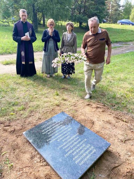 Vieni&scaron;ų žmonių laidotuvės Karveli&scaron;kių kapinėse