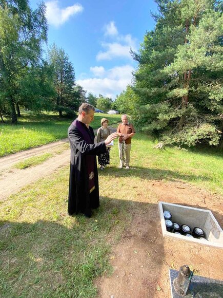Vieni&scaron;ų žmonių laidotuvės Karveli&scaron;kių kapinėse