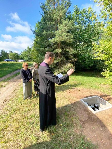 Vieni&scaron;ų žmonių laidotuvės Karveli&scaron;kių kapinėse