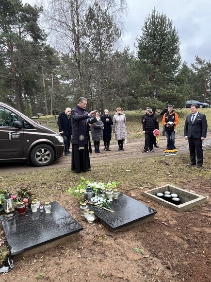 Vieni&scaron;ų žmonių laidotuvės Karveli&scaron;kių kapinėse