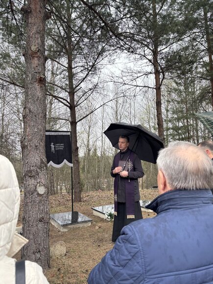 Vieni&scaron;ų žmonių laidotuvės Karveli&scaron;kių kapinėse kovo 31 d.