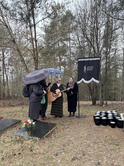 Vieni&scaron;ų žmonių laidotuvės Karveli&scaron;kių kapinėse kovo 31 d.