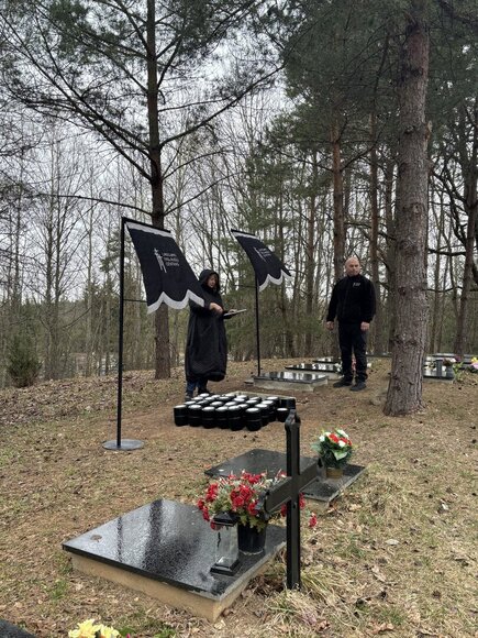 Vieni&scaron;ų žmonių laidotuvės Karveli&scaron;kių kapinėse kovo 31 d.