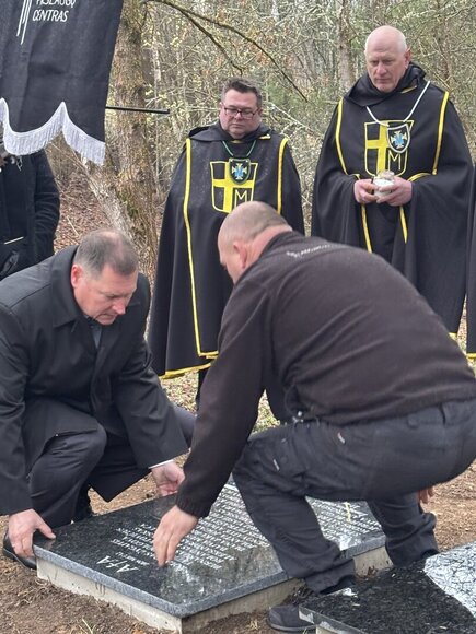 Vieni&scaron;ų žmonių laidotuvės Karveli&scaron;kių kapinėse kovo 31 d.