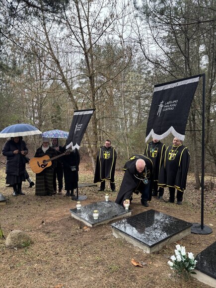 Vieni&scaron;ų žmonių laidotuvės Karveli&scaron;kių kapinėse kovo 31 d.