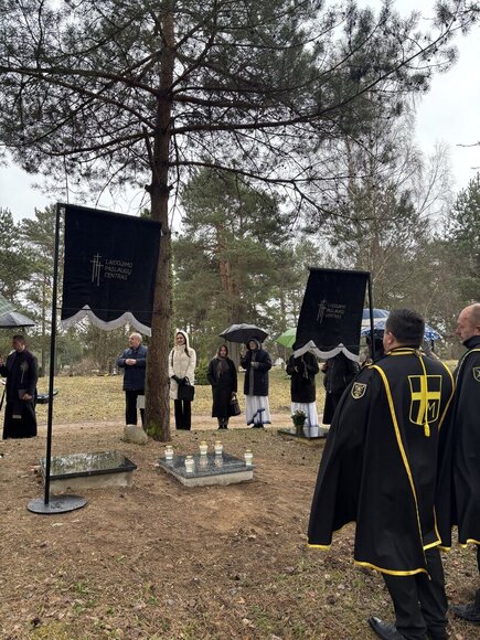 Vieni&scaron;ų žmonių laidotuvės Karveli&scaron;kių kapinėse kovo 31 d.