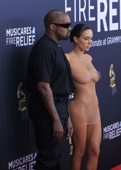 Kanye Westas su žmona Bianca Censori ant &bdquo;Grammy&ldquo; raudonojo kilimo