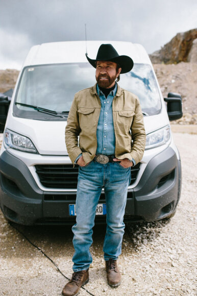 Chuckas Norrisas ir &bdquo;Fiat Ducato&ldquo;