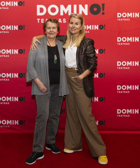 Komedijos &bdquo;Prie dangaus vartų&ldquo; sugrįžimo į teatrą vakaro akimirka