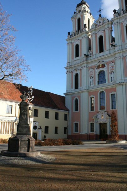 „Kotrynos vyninė“ įsikūrusi prie Šv.Kotrynos bažnyčios prisiglaudusiame pastate.
