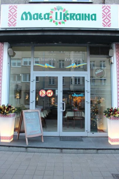 Restorano „Mažoji Ukraina“ Gdynėje durys papuoštos lipdukais su užrašais, kad V.Putino gerbėjams čia ne vieta.