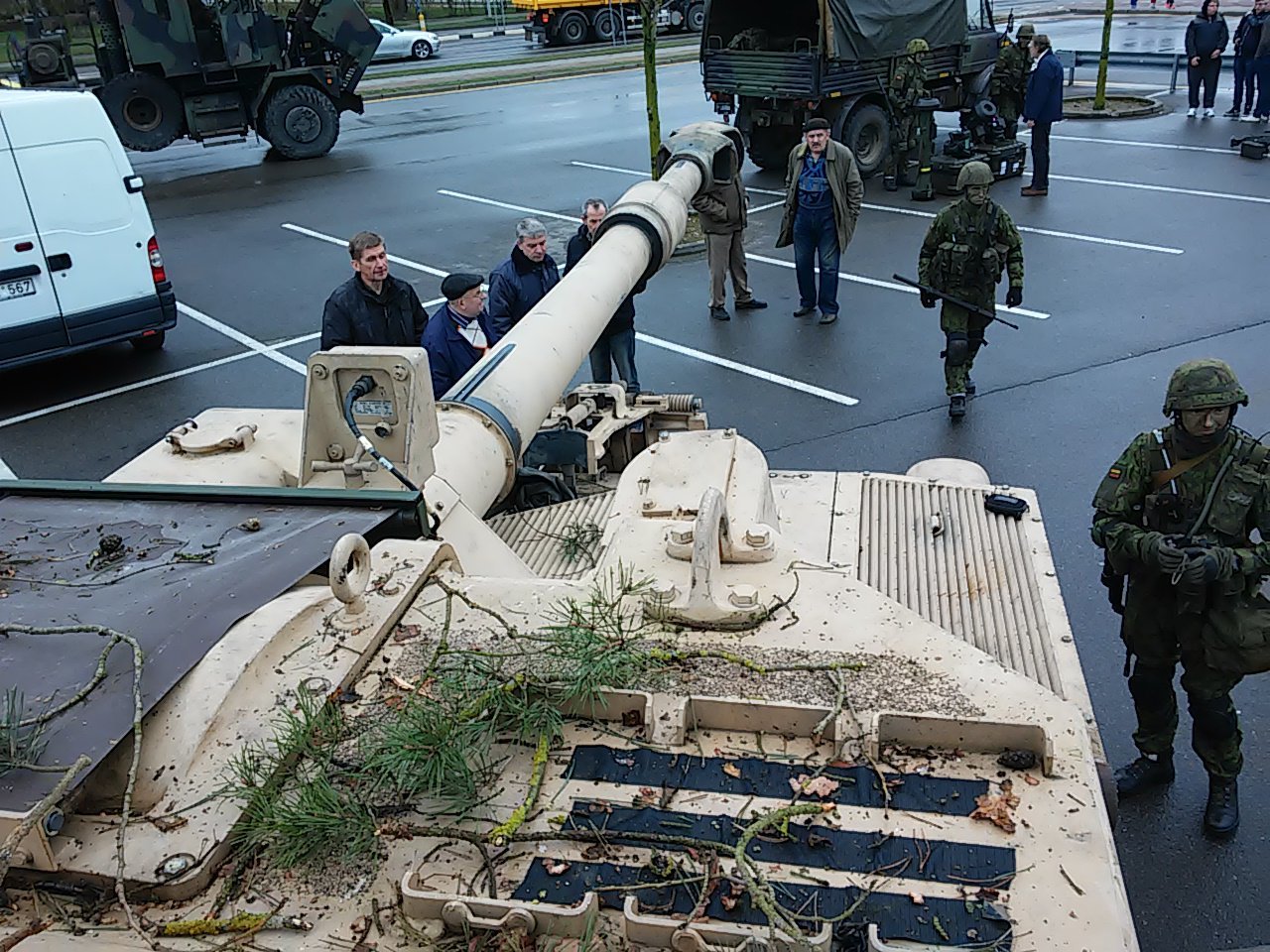 Į Lietuvą atvyko apie 100 papildomų JAV karių su artilerijos sistemomis „Paladin“