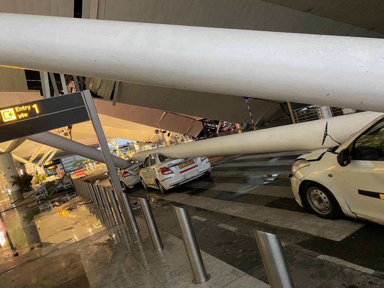 Sugriuvo Naujojo Delio oro uosto terminalo stogas: sutraiškyta dešimtys automobilių